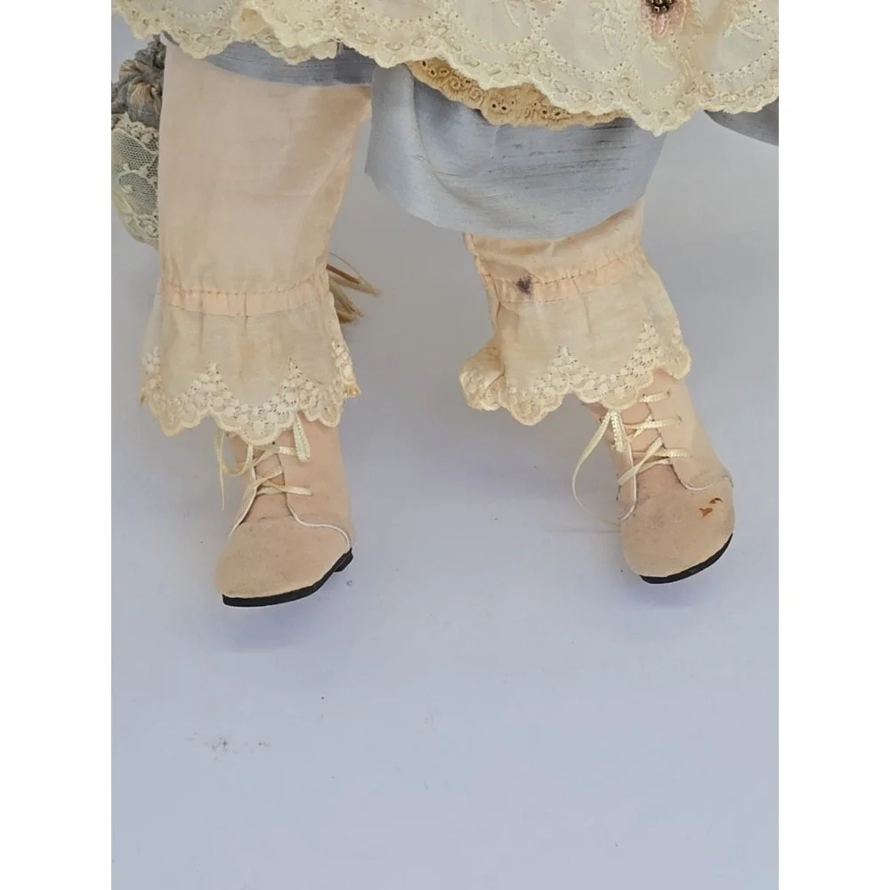 Mundia Christine et‎ Cecile Porcelain Doll 22